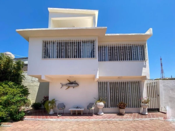 Club Campestre Costa Azul Located within the Gringo Hill community in Costa Azul, Casa Doyle captures unobstructed – 1030 Calle Lic. Primo Verdad, La Paz, BS