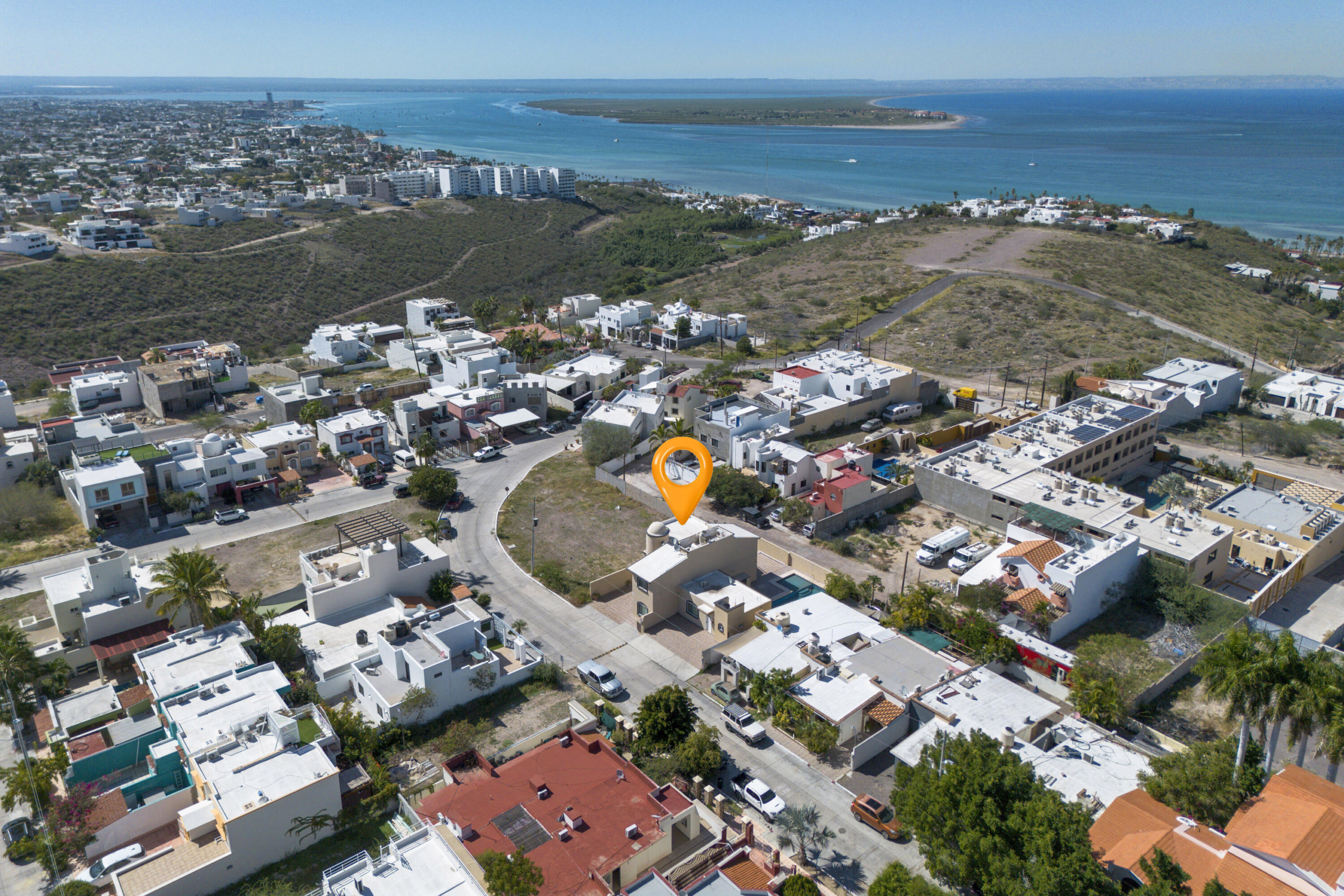 Club Campestre Los Barriles Casa Katrina is a rare offering—set on a double lot in the coveted Ridge subdivision. With 3,300 m² of land, this property provides exceptional privacy, generous space between neighbors, sweeping – 118 MIGUEL VENEGAS, La Paz, BS
