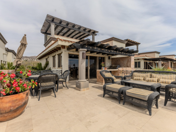 Club Campestre La Ventana GET TWO LOTS with this COMBINATION! Ideal for families, GROUPS, INVESTORS seeking rental or BUSINESS OPPORTUNITY! Sustainable construction Commune of Rammed Earth Homes has FOUR PRIVATE SUITES, two of which have kitchens, within two independent rammed earth homes. Enjoy shared amenities like SWIMMING POOL and fire pit area for outdoor enjoyment.Each unit features private entrances and quiet, comfortable interiors with kitchens and ensuite bathrooms. Rooftop terraces offer ocean – C. Pedro Moreno, Pacific, BS