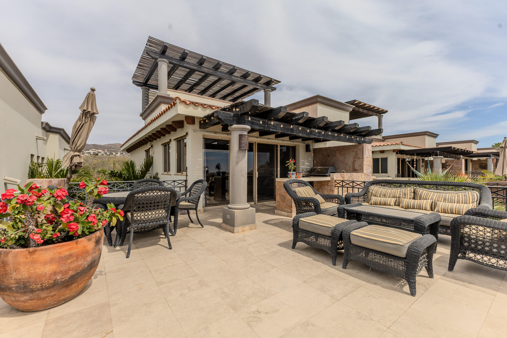 Club Campestre La Ventana GET TWO LOTS with this COMBINATION! Ideal for families, GROUPS, INVESTORS seeking rental or BUSINESS OPPORTUNITY! Sustainable construction Commune of Rammed Earth Homes has FOUR PRIVATE SUITES, two of which have kitchens, within two independent rammed earth homes. Enjoy shared amenities like SWIMMING POOL and fire pit area for outdoor enjoyment.Each unit features private entrances and quiet, comfortable interiors with kitchens and ensuite bathrooms. Rooftop terraces offer ocean – C. Pedro Moreno, Pacific, BS