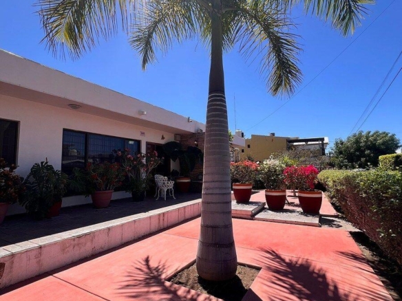 Club Campestre General Experience this cozy, single-story, two-bedroom home. Ideal for those seeking comfort, functionality, and a safe and peaceful environment. One of its greatest assets is the generous lot size, providing a spacious patio and two parking spaces. Delivered unfurnished, it comes equipped with mini-split air conditioners, closets and curtains; ready to move in. Located within the gated community of Punta Arena, at Fraccionamiento Coronado with controlled access and 24/7 security, you'll enjoy amenities such as pool, BBQ zone and playground. Its strategic location puts you close to shopping centers, supermarkets and medical center. An excellent opportunity to become your next home or investment. – Felix Ortega, La Paz, BS