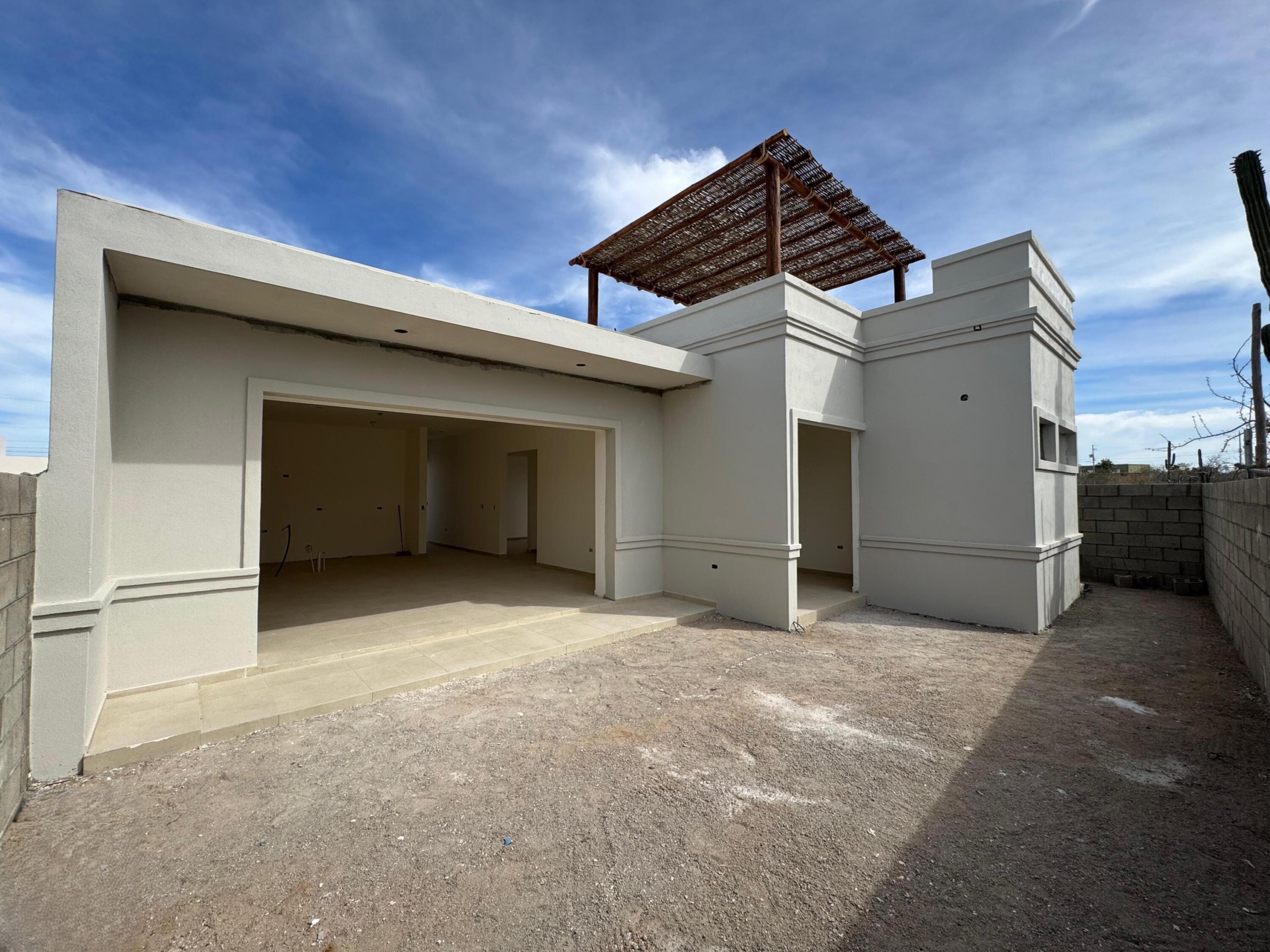 Club Campestre Coronado Espejo 4 bed home plan , this floorplan boasts a great room with vaulted ceilings over the living/dining/kitchen area which looks out over the large covered terrace and the hand-made infinity edge pool beyond. The chefs kitchen with huge island with seating boasts Wolf and Sub-Zero appliances. The master and guest master have large ensuite baths w/ shower and tubs, and also both have ocean – Hilltop House & Land, La Paz, La Paz, BS