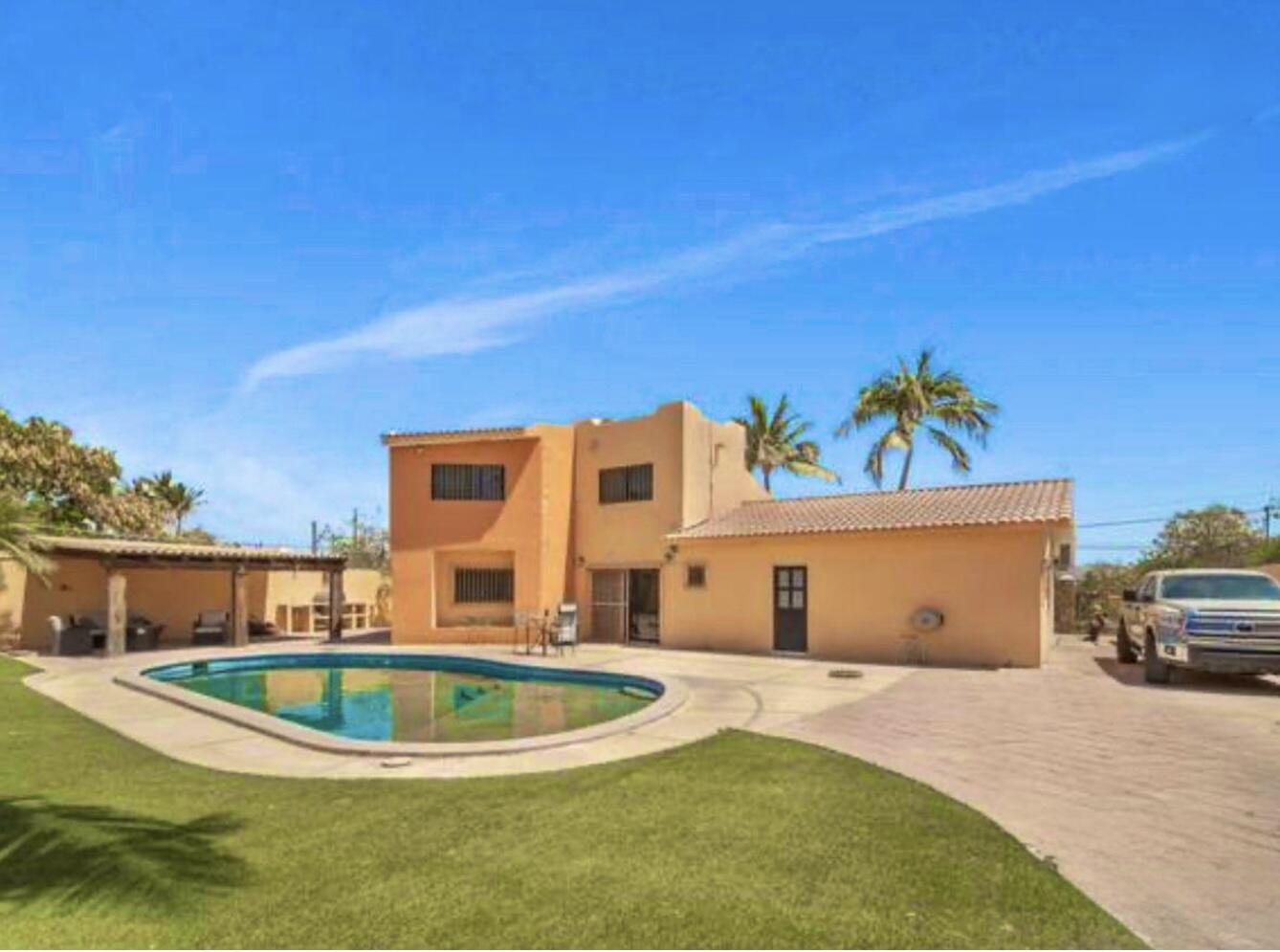 Club Campestre La Ventana GET TWO LOTS with this COMBINATION! Ideal for families, GROUPS, INVESTORS seeking rental or BUSINESS OPPORTUNITY! Sustainable construction Commune of Rammed Earth Homes has FOUR PRIVATE SUITES, two of which have kitchens, within two independent rammed earth homes. Enjoy shared amenities like SWIMMING POOL and fire pit area for outdoor enjoyment.Each unit features private entrances and quiet, comfortable interiors with kitchens and ensuite bathrooms. Rooftop terraces offer ocean – Pool House -Big Lot, San Jose Del Cabo, San Jose del Cabo, BS