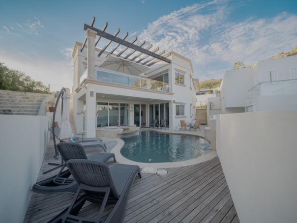 Club Campestre Los Barriles Casa Katrina is a rare offering—set on a double lot in the coveted Ridge subdivision. With 3,300 m² of land, this property provides exceptional privacy, generous space between neighbors, sweeping – Villa Montana, Cabo San Lucas, Cabo San Lucas, BS