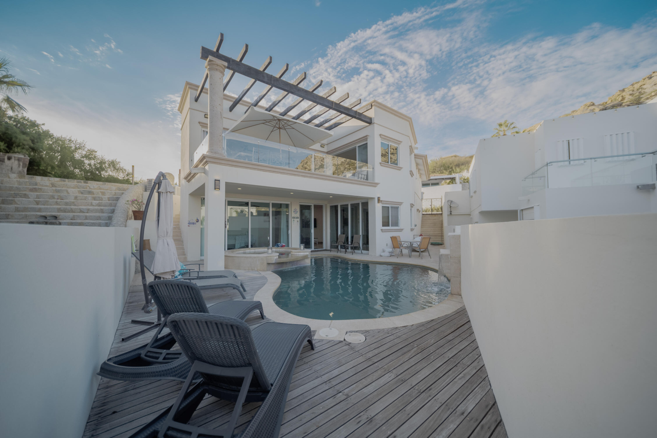 Club Campestre Los Barriles Casa Katrina is a rare offering—set on a double lot in the coveted Ridge subdivision. With 3,300 m² of land, this property provides exceptional privacy, generous space between neighbors, sweeping – Villa Montana, Cabo San Lucas, Cabo San Lucas, BS
