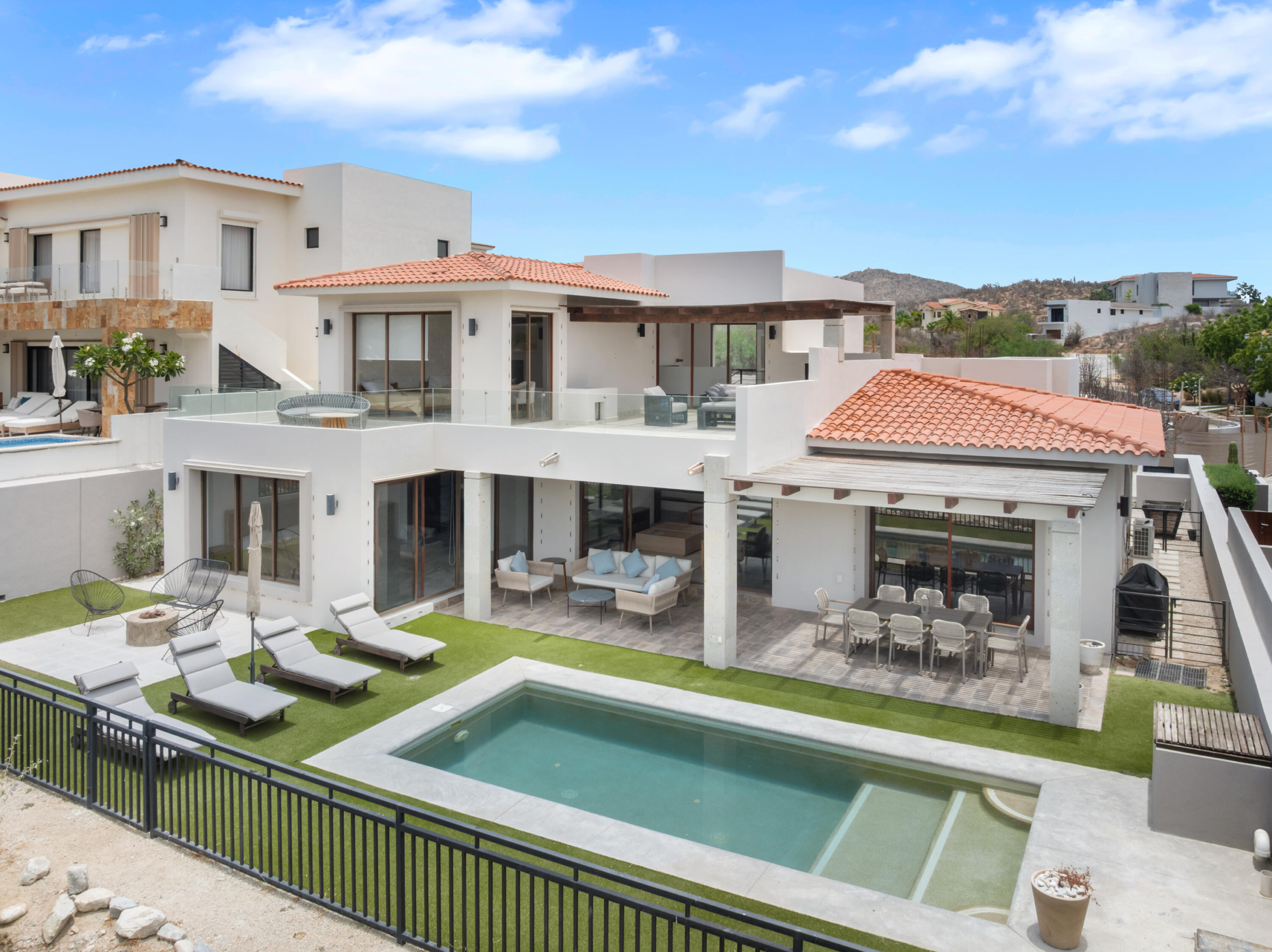 Club Campestre Los Valles An exceptional opportunity in the exclusive Los Valles community at Club Campestre San José. Perfectly positioned just steps from the iconic 17th green and only a few yards from the signature 18th hole, this beautifully furnished residence offers stunning golf course – Los Valles, San Jose del Cabo, BS