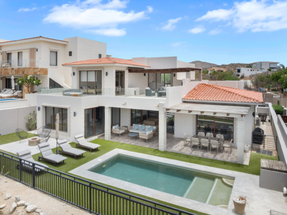 Club Campestre Los Valles An exceptional opportunity in the exclusive Los Valles community at Club Campestre San José. Perfectly positioned just steps from the iconic 17th green and only a few yards from the signature 18th hole, this beautifully furnished residence offers stunning golf course – Los Valles, San Jose del Cabo, BS